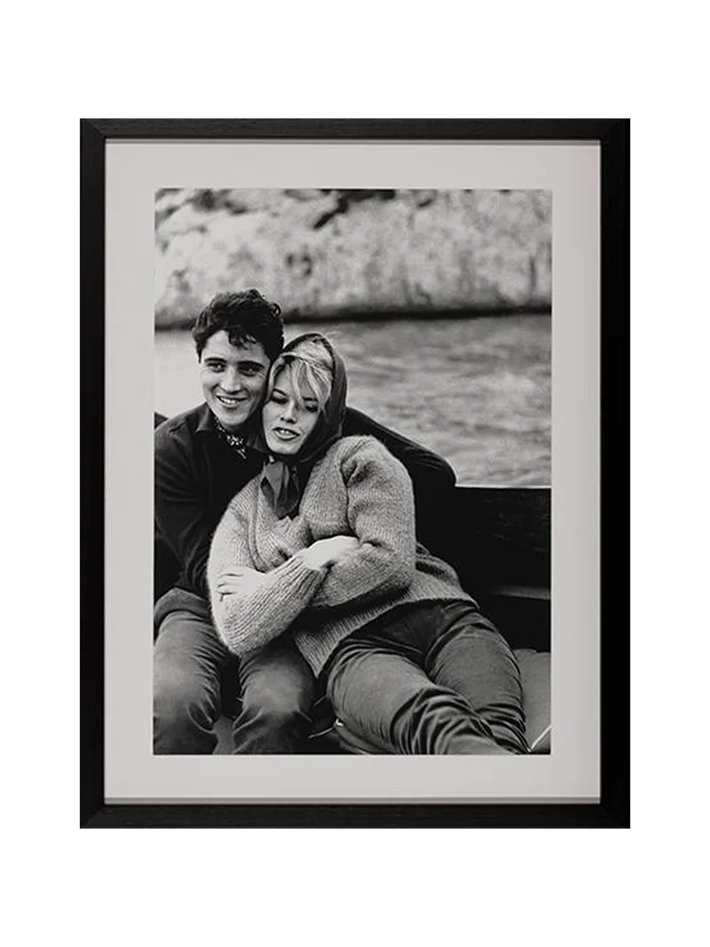 Bild im Rahmen | Brigitte Bardot and Sacha Distel - Schwarz-Weiß Fotografie (65cm x 85cm)