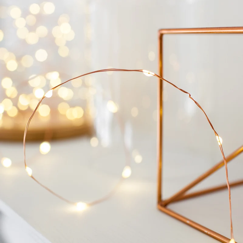Batteriebetriebene 50er Mikro-LED-Lichterkette auf Kupferdraht in Warmweiß für Innen & Außen