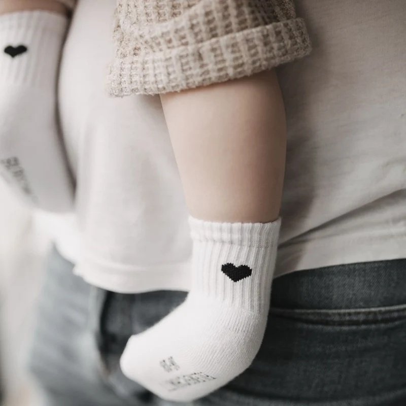 Eulenschnitt Babysocken weiß Herz schwarz