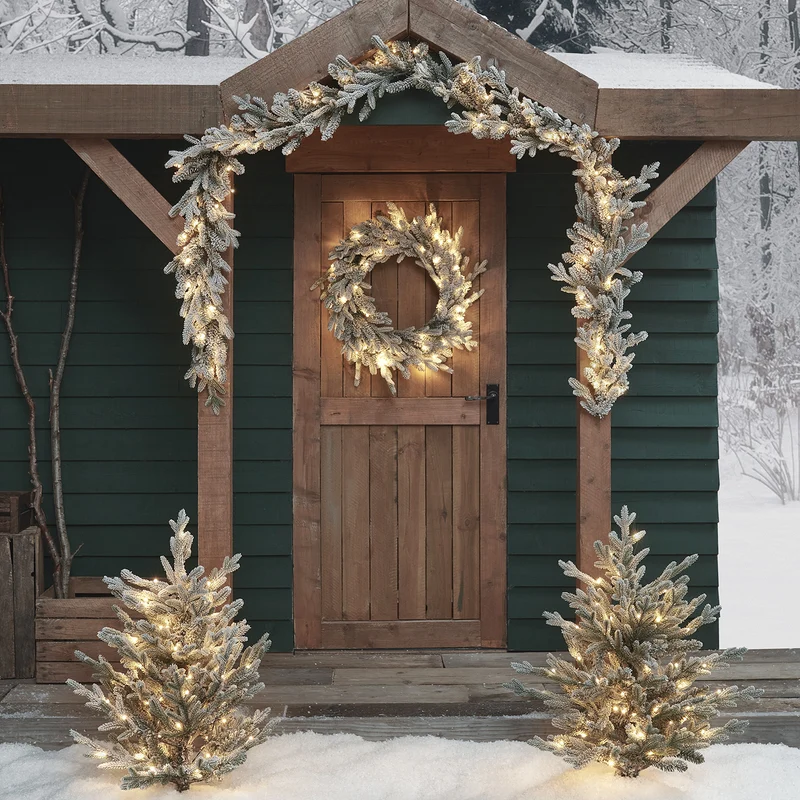 Outdoor Weihnachtsdeko-Set verschneiter Kranz, Girlande und Weihnachtsbaum Stableuchten